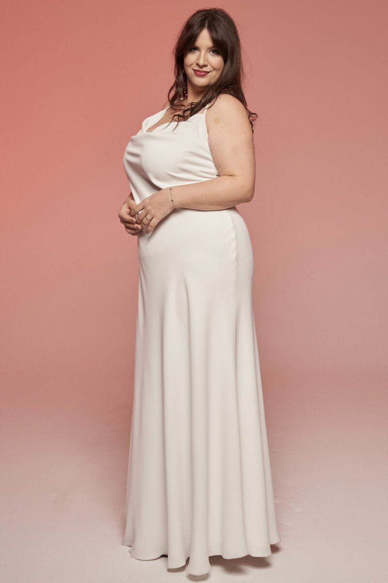 Skromna suknia ślubna plus size z odkrytymi plecami Odessa 3