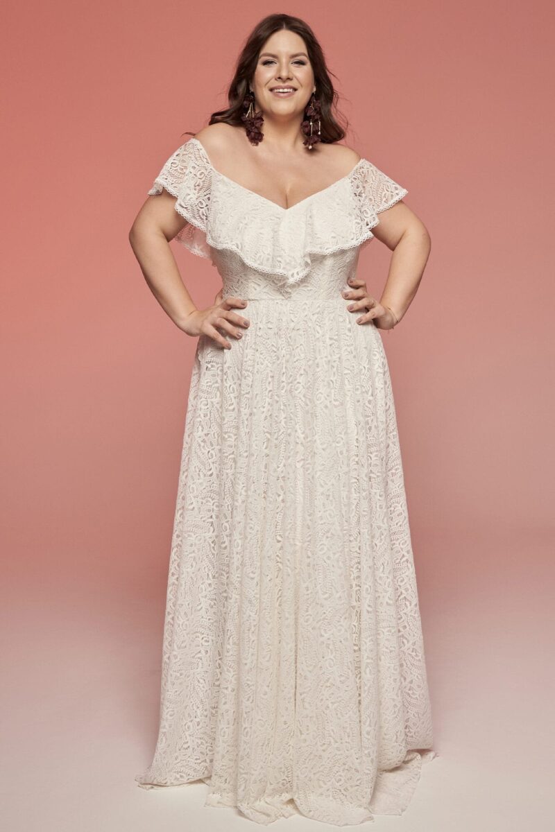 Biała suknia ślubna plus size z głębokim, białym dekoltem Porto 71