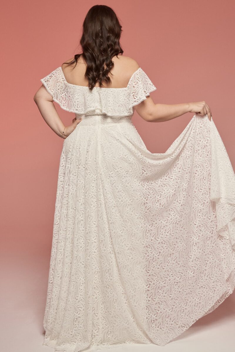 Biała suknia ślubna plus size z głębokim, białym dekoltem Porto 71