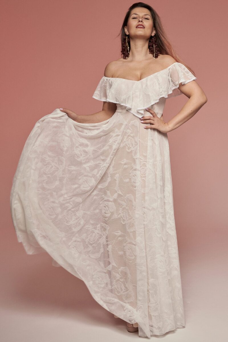 Elegancka suknia ślubna z koronki z dekoltem hiszpańskim Porto 76