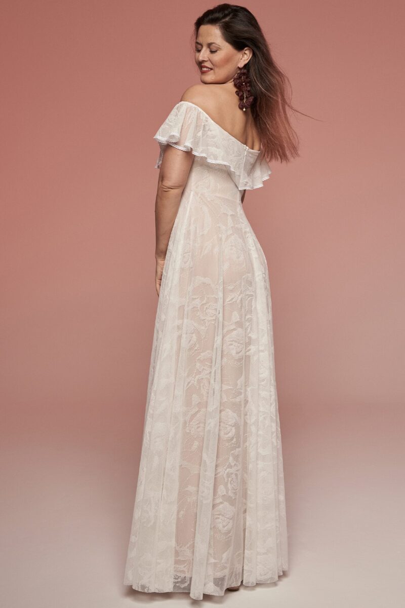 Elegancka suknia ślubna z koronki z dekoltem hiszpańskim Porto 76