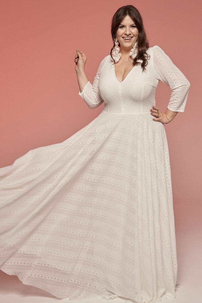 Klasyczna skromna i delikatna suknia ślubna plus size Porto 74