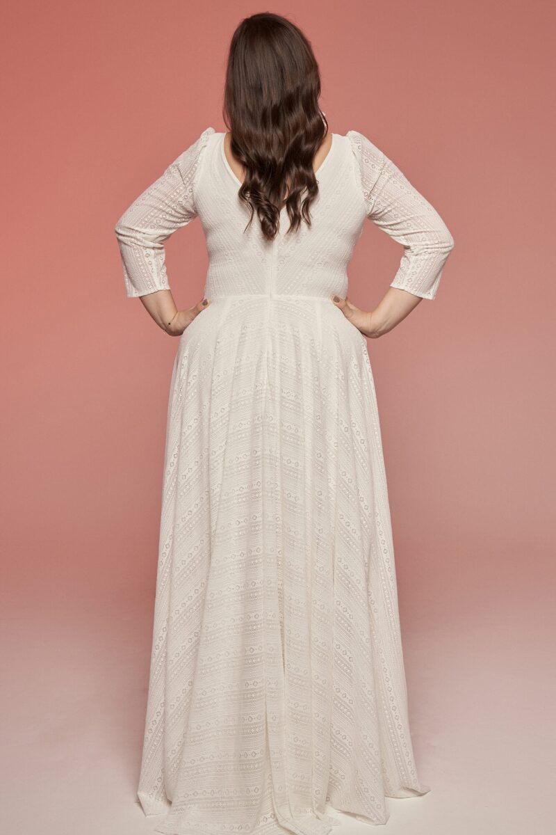 Klasyczna skromna i delikatna suknia ślubna plus size Porto 74