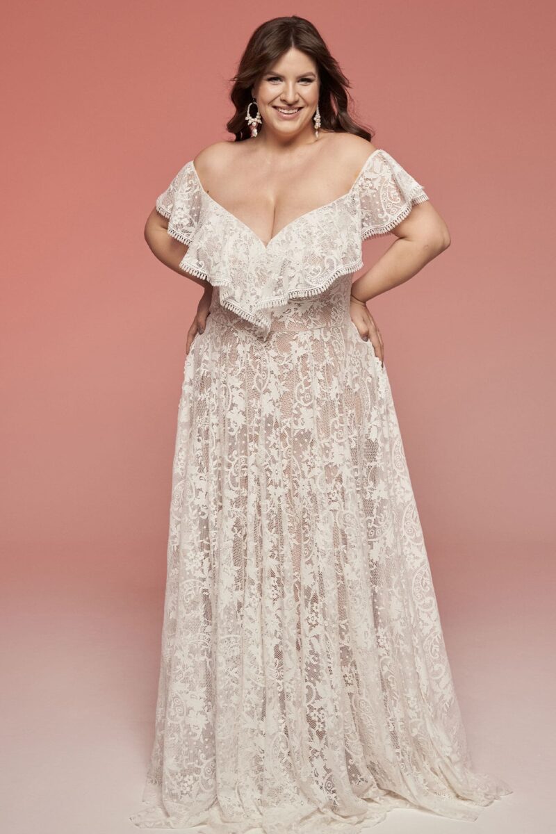 Suknia ślubna hiszpanka plus size wykończona krajką Porto 69