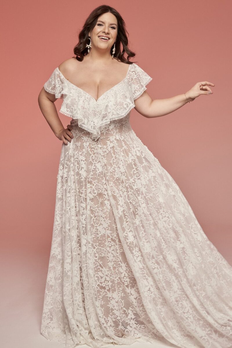 Suknia ślubna hiszpanka plus size wykończona krajką Porto 69