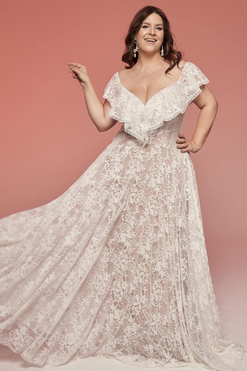 Suknia ślubna hiszpanka plus size wykończona krajką Porto 69