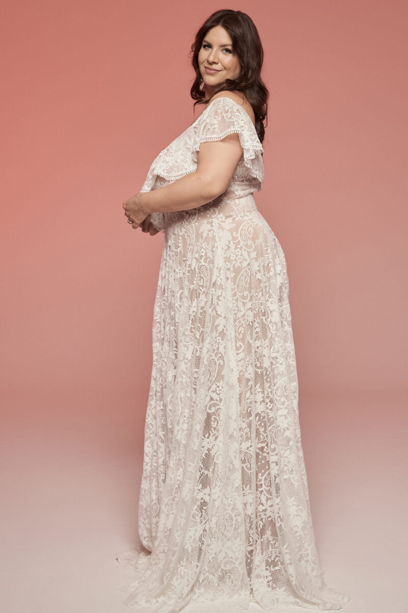 Suknia ślubna hiszpanka plus size wykończona krajką Porto 69