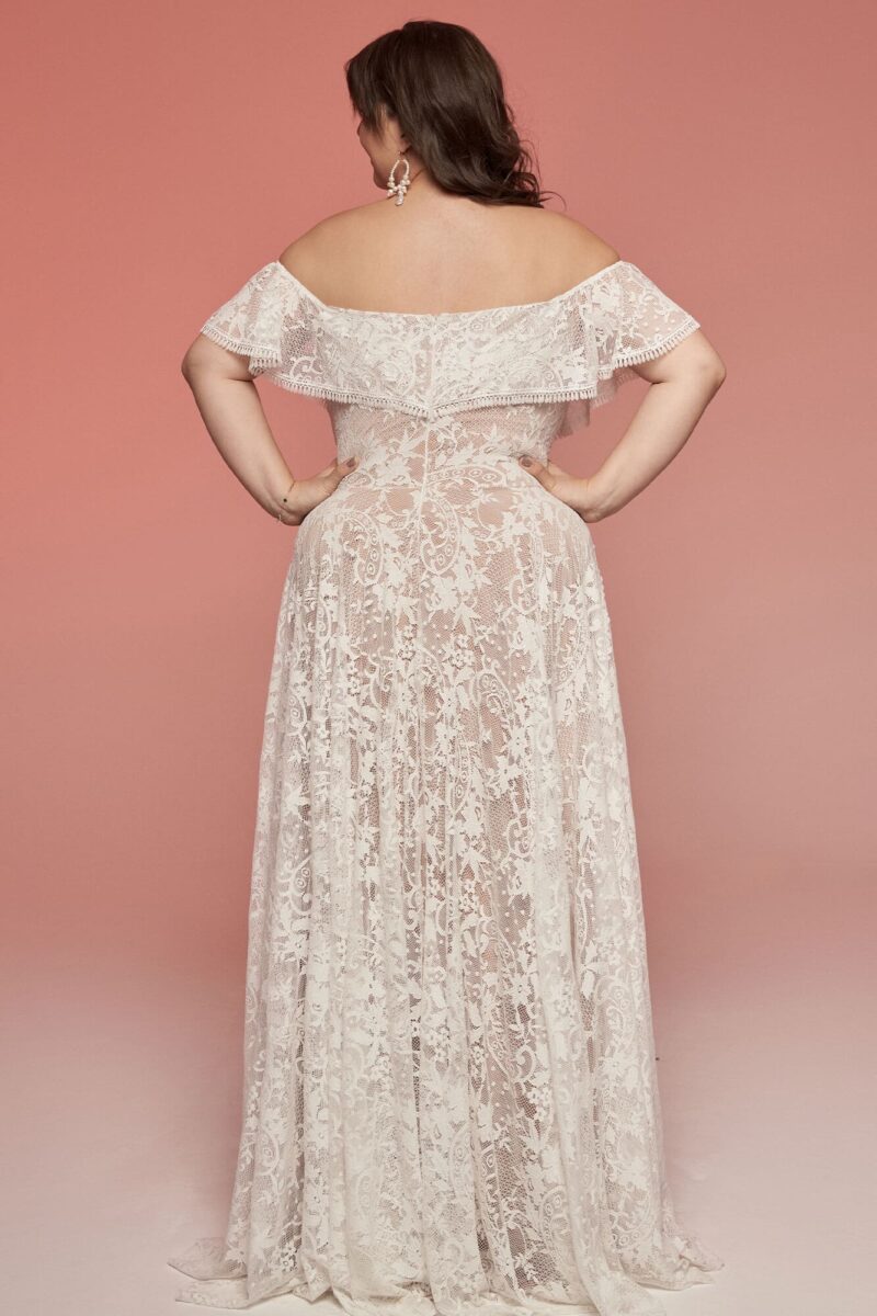 Suknia ślubna hiszpanka plus size wykończona krajką Porto 69