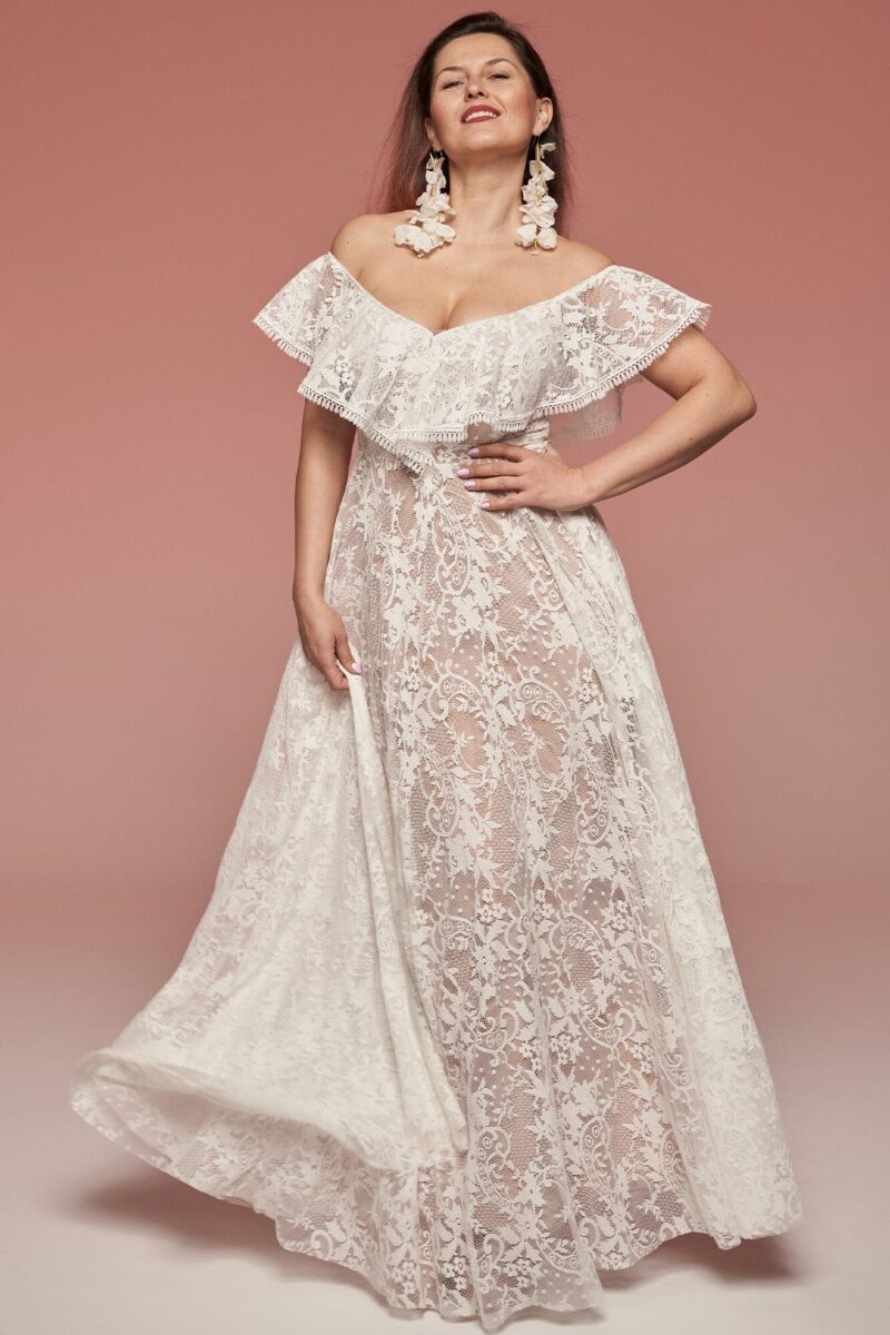 Suknia ślubna o kroju hiszpańskim z delikatnej koronki Porto 69