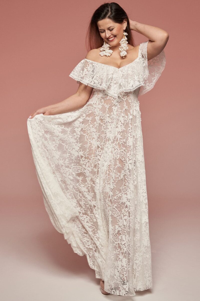 Suknia ślubna o kroju hiszpańskim z delikatnej koronki Porto 69