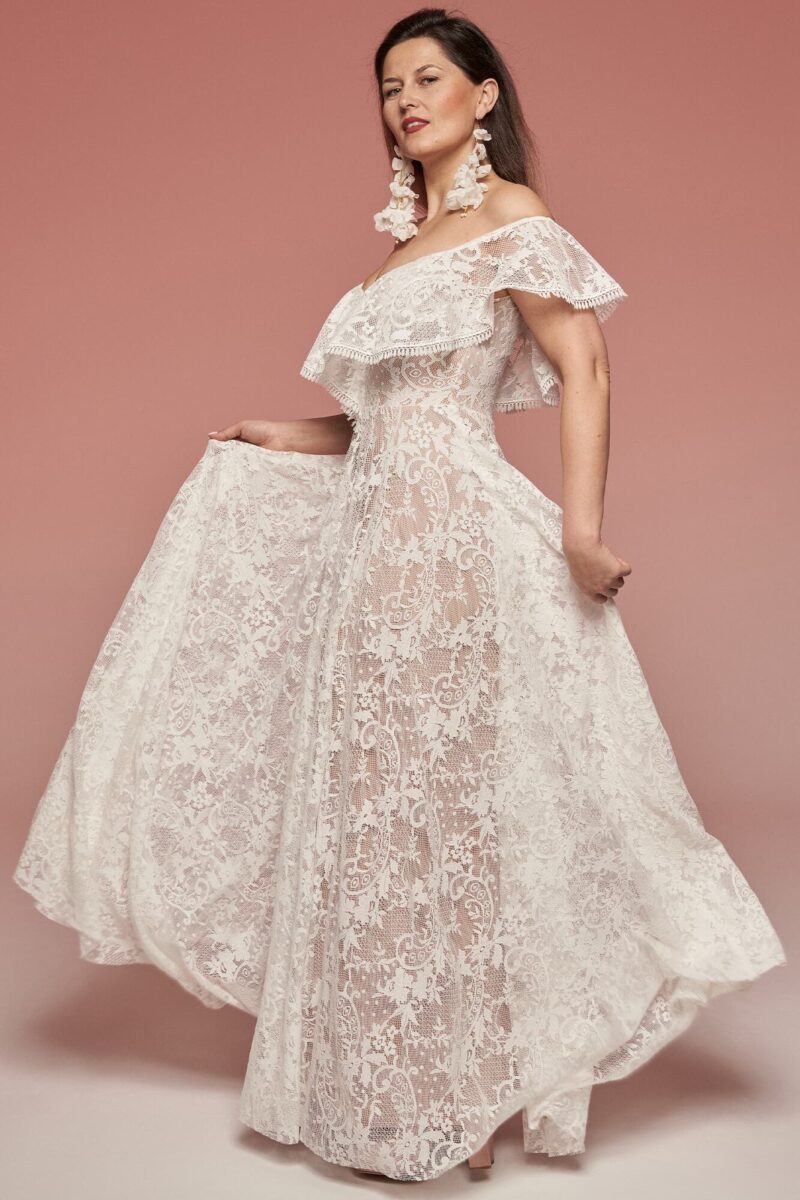 Suknia ślubna o kroju hiszpańskim z delikatnej koronki Porto 69
