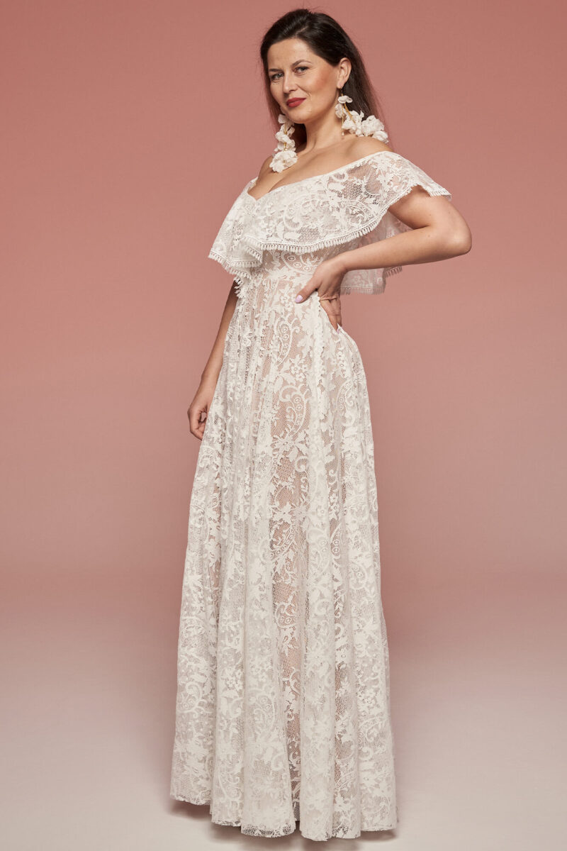 Suknia ślubna o kroju hiszpańskim z delikatnej koronki Porto 69