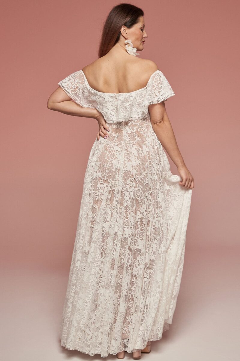 Suknia ślubna o kroju hiszpańskim z delikatnej koronki Porto 69