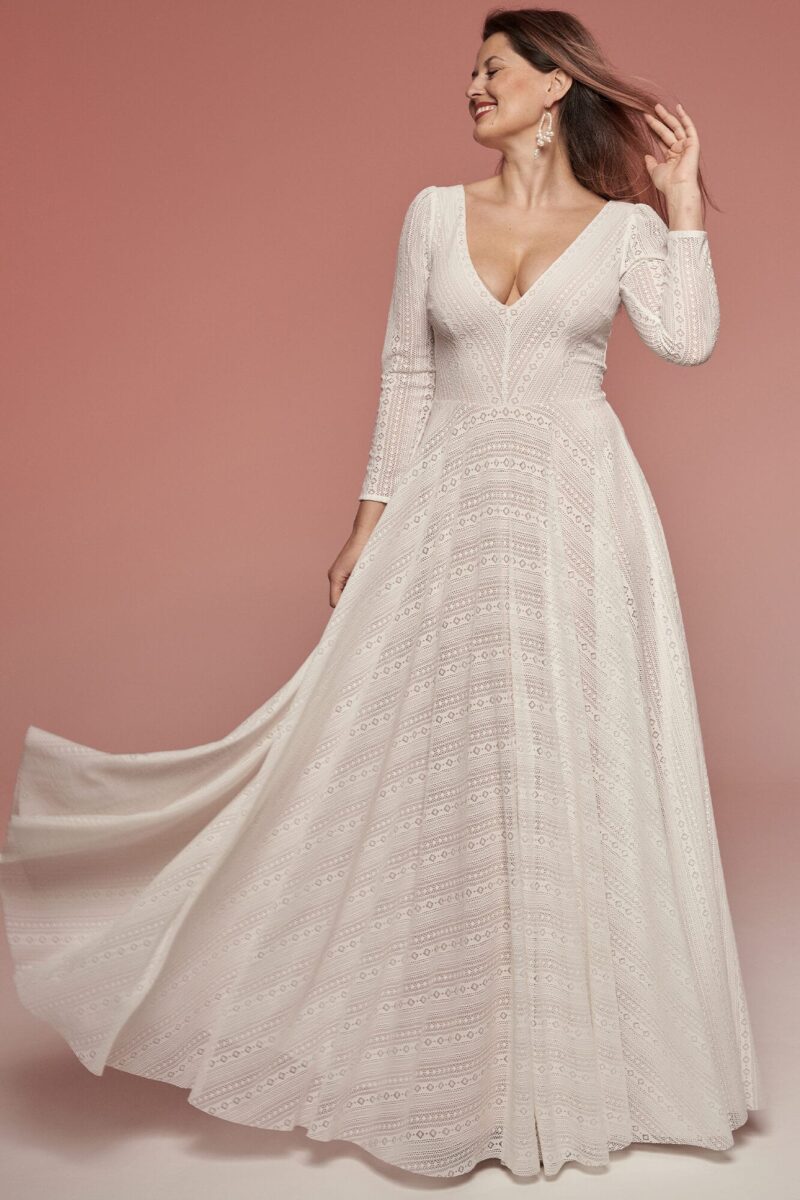 Suknia ślubna w kolorze białym z długą spódnicą Porto 74