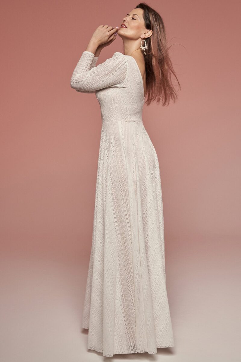 Suknia ślubna w kolorze białym z długą spódnicą Porto 74