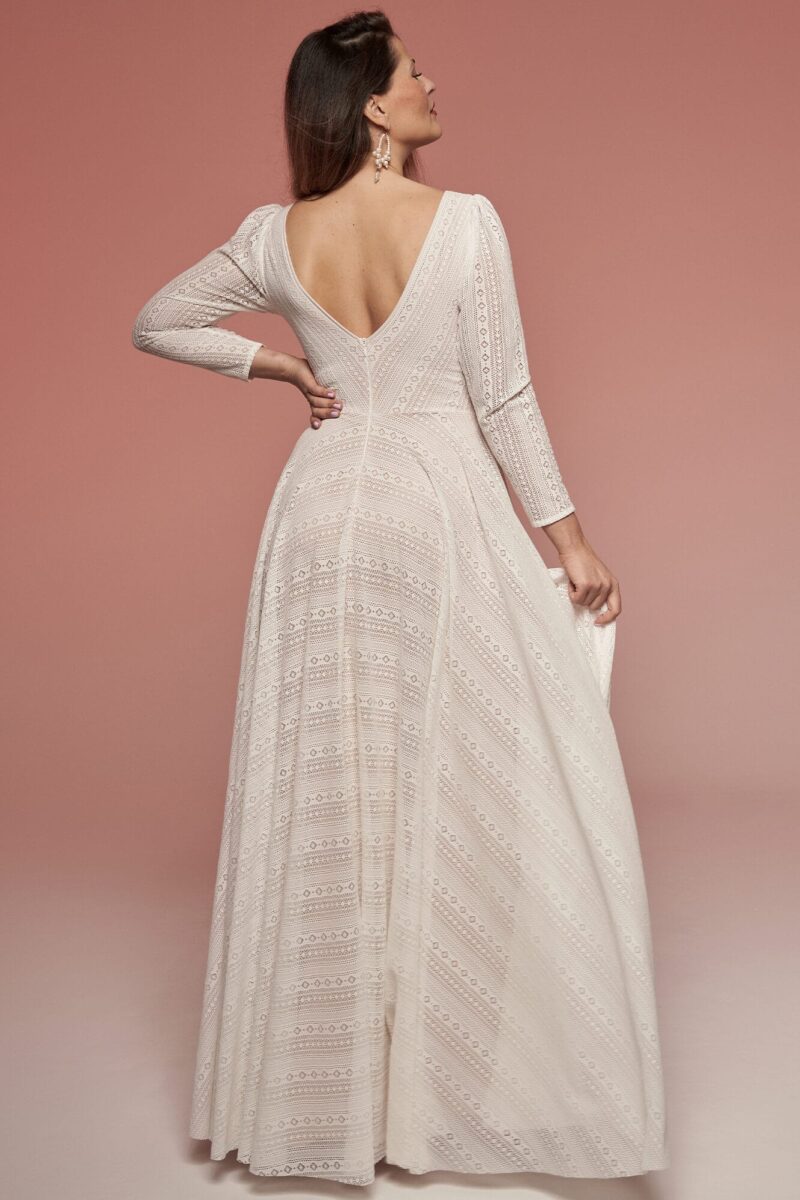 Suknia ślubna w kolorze białym z długą spódnicą Porto 74