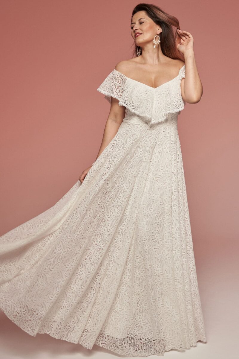 Suknia ślubna w kolorze białym z hiszpańskim dekoltem Porto 71