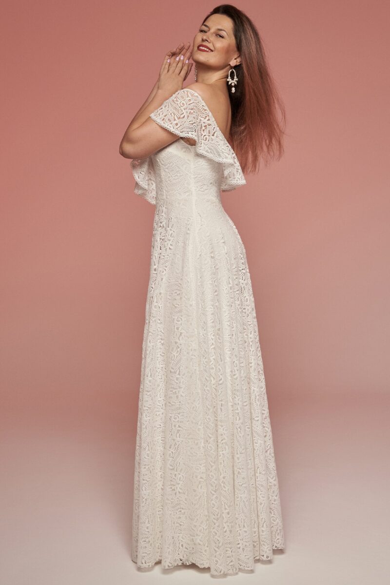 Suknia ślubna w kolorze białym z hiszpańskim dekoltem Porto 71