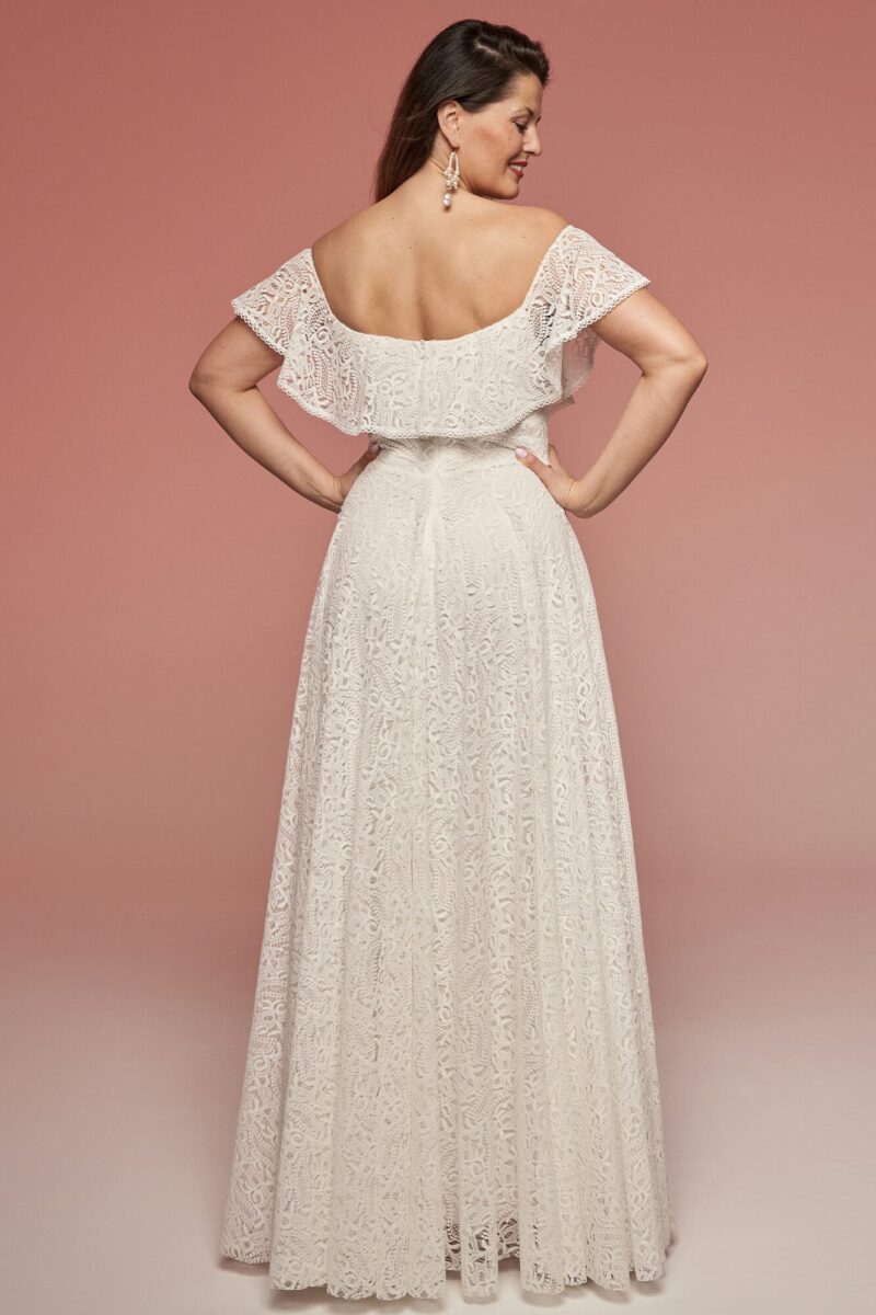 Suknia ślubna w kolorze białym z hiszpańskim dekoltem Porto 71