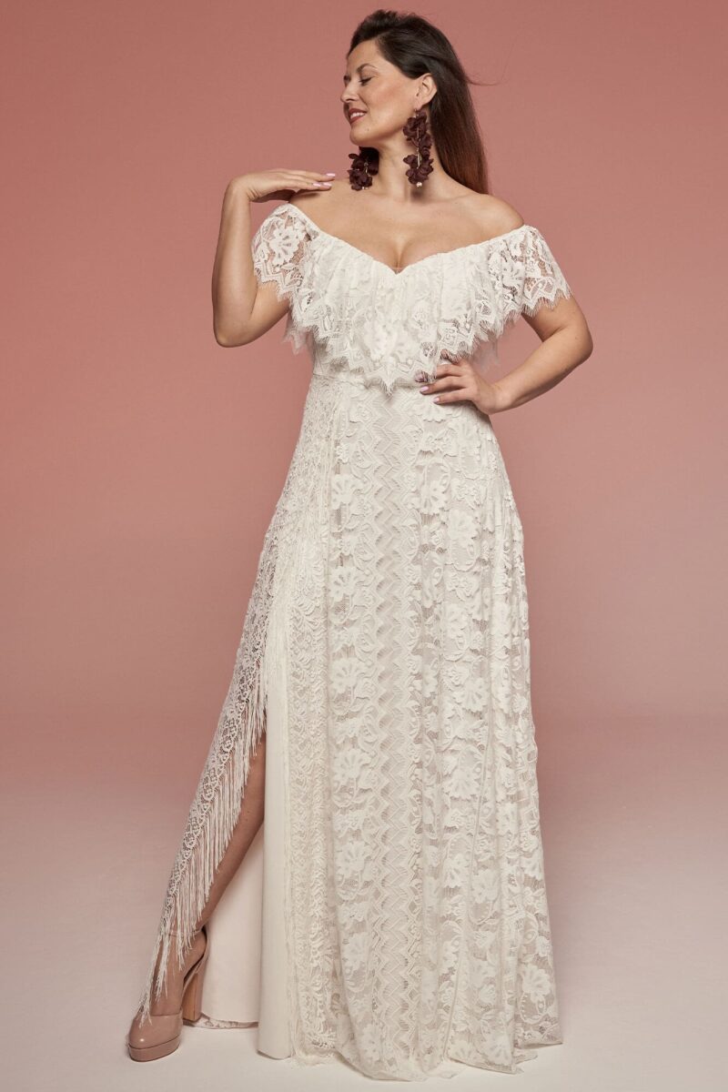 Suknia ślubna z dekoltem hiszpańskim z koronki i rozcięciem Porto 75