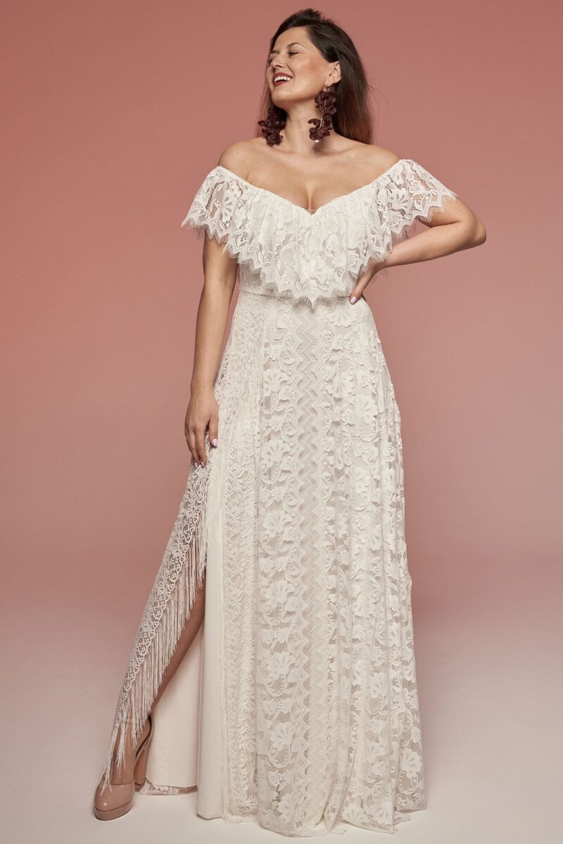 Suknia ślubna z dekoltem hiszpańskim z koronki i rozcięciem Porto 75