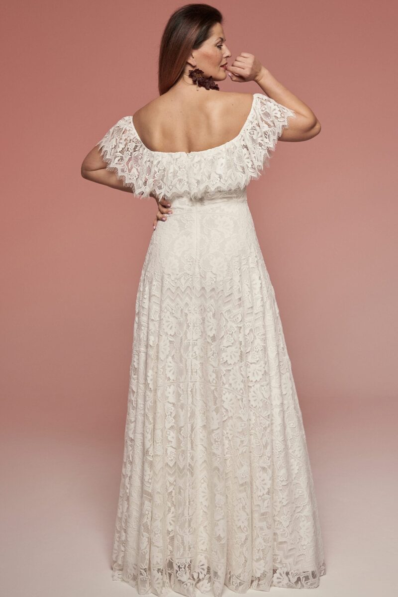 Suknia ślubna z dekoltem hiszpańskim z koronki i rozcięciem Porto 75