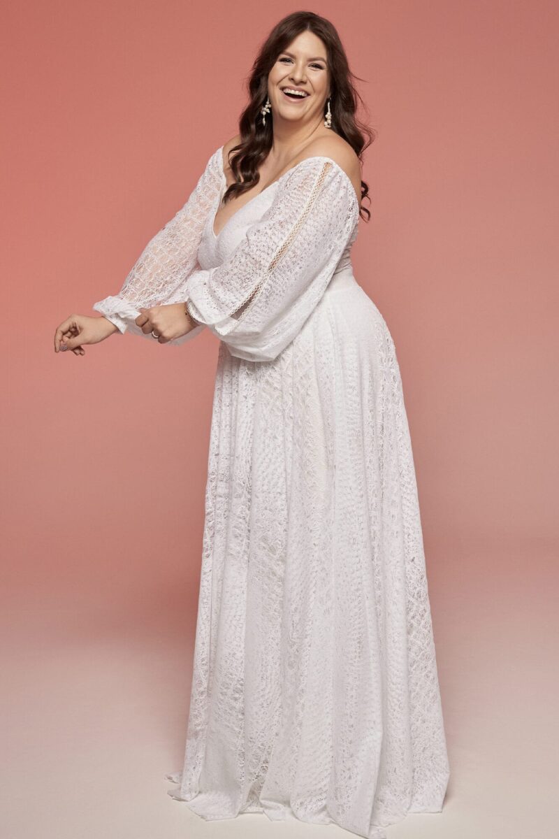 Suknia ślubna plus size z długim rękawem i odkrytymi ramionami