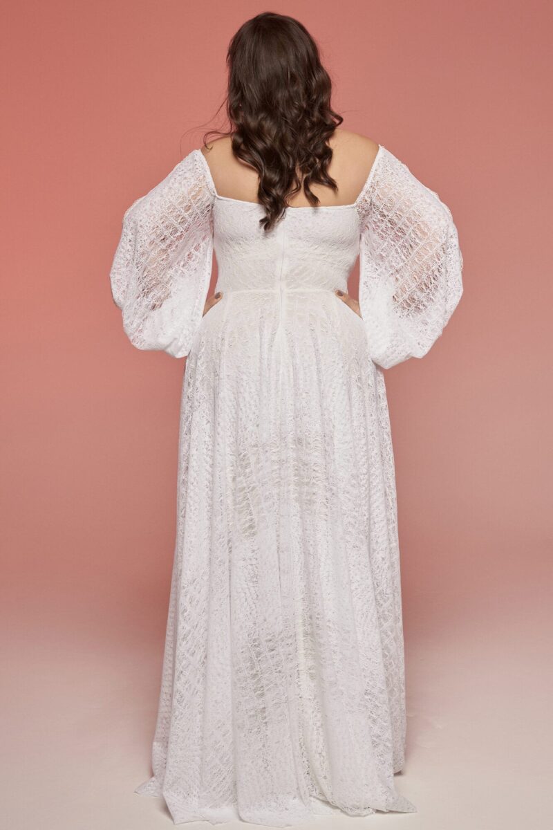 Suknia ślubna plus size z długim rękawem i odkrytymi ramionami