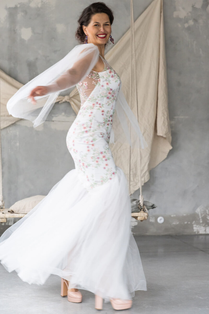 Suknia ślubna o kroju rybki z koronki w kolorowe kwiaty Cannes 2