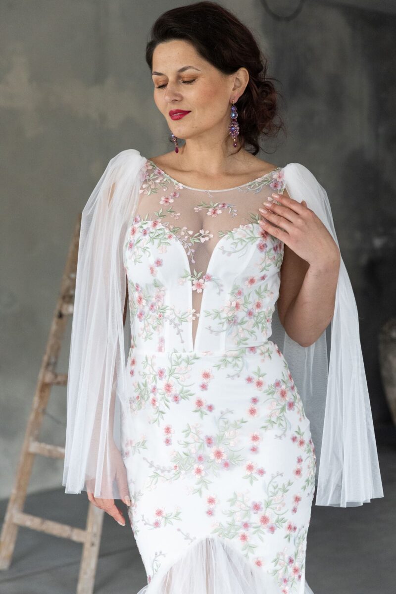 Suknia ślubna o kroju rybki z koronki w kolorowe kwiaty Cannes 2