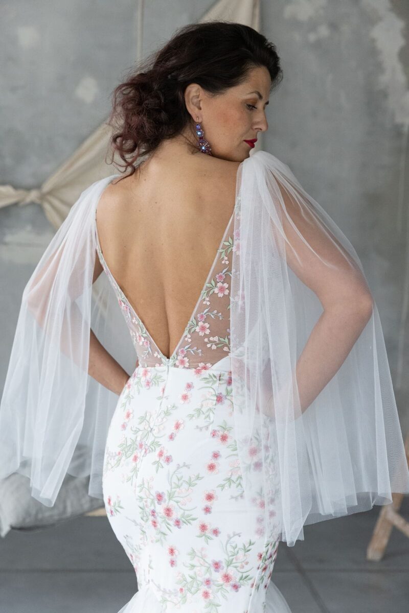 Suknia ślubna o kroju rybki z koronki w kolorowe kwiaty Cannes 2