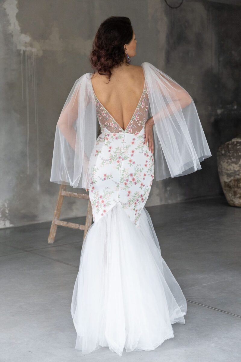 Suknia ślubna o kroju rybki z koronki w kolorowe kwiaty Cannes 2