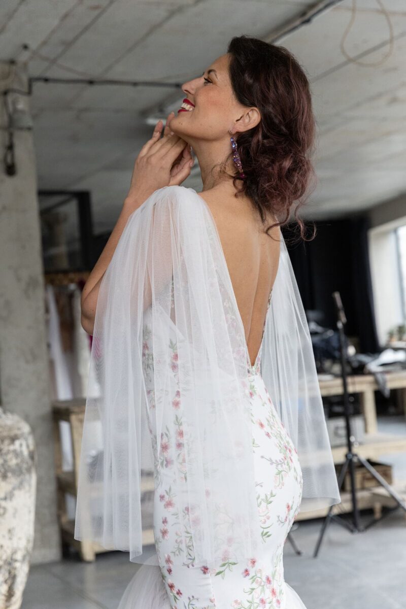 Suknia ślubna o kroju rybki z koronki w kolorowe kwiaty Cannes 2