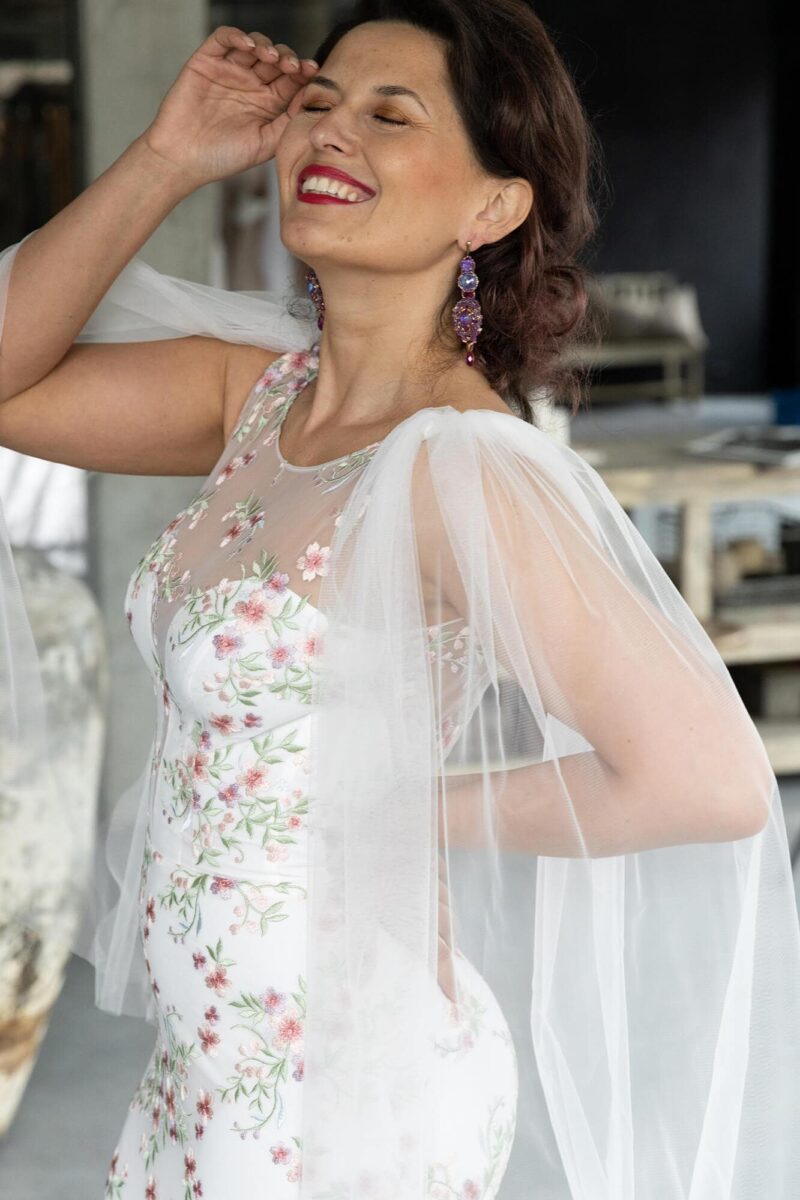 Suknia ślubna o kroju rybki z koronki w kolorowe kwiaty Cannes 2