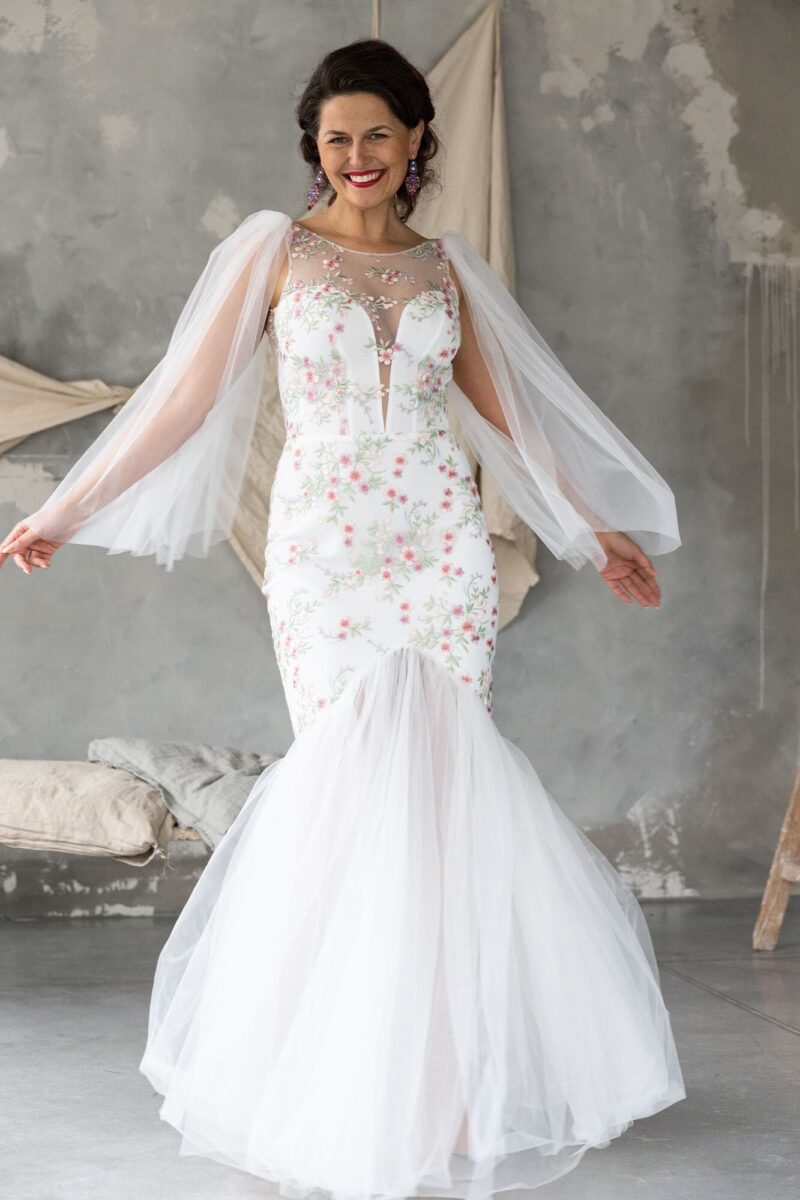 Suknia ślubna o kroju rybki z koronki w kolorowe kwiaty Cannes 2