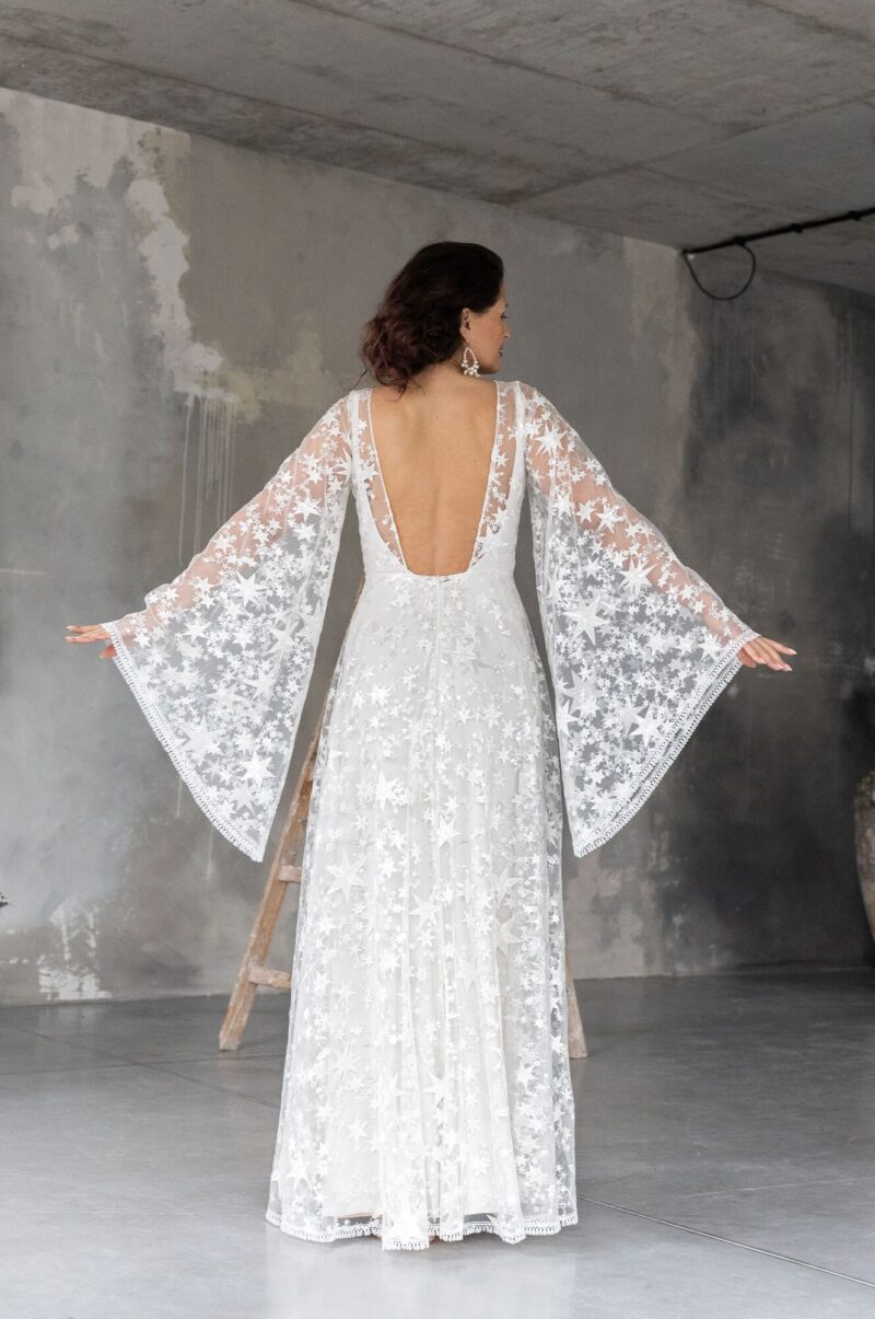 Suknia ślubna w gwiazdy z cekinami i rozszerzanymi rękawami