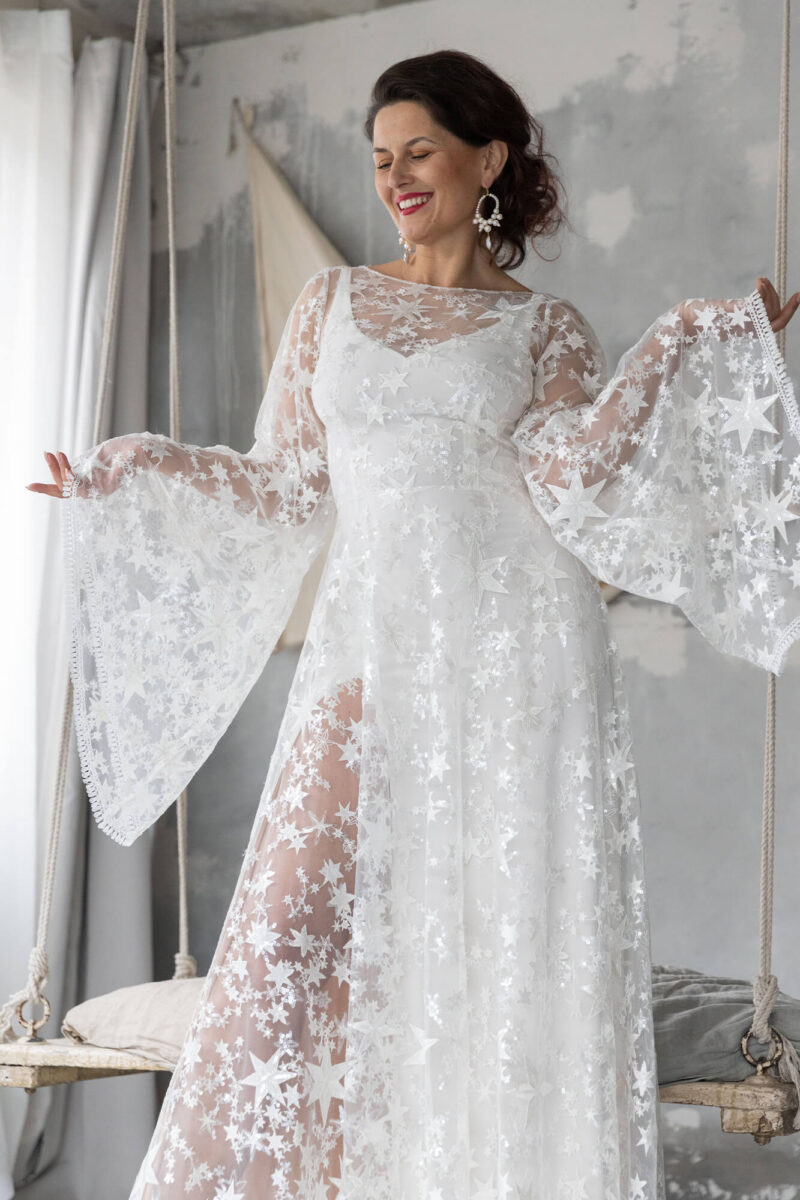 Suknia ślubna w gwiazdy z cekinami i rozszerzanymi rękawami