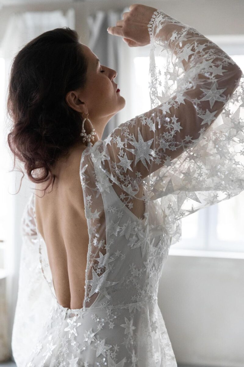 Suknia ślubna w gwiazdy z cekinami i rozszerzanymi rękawami