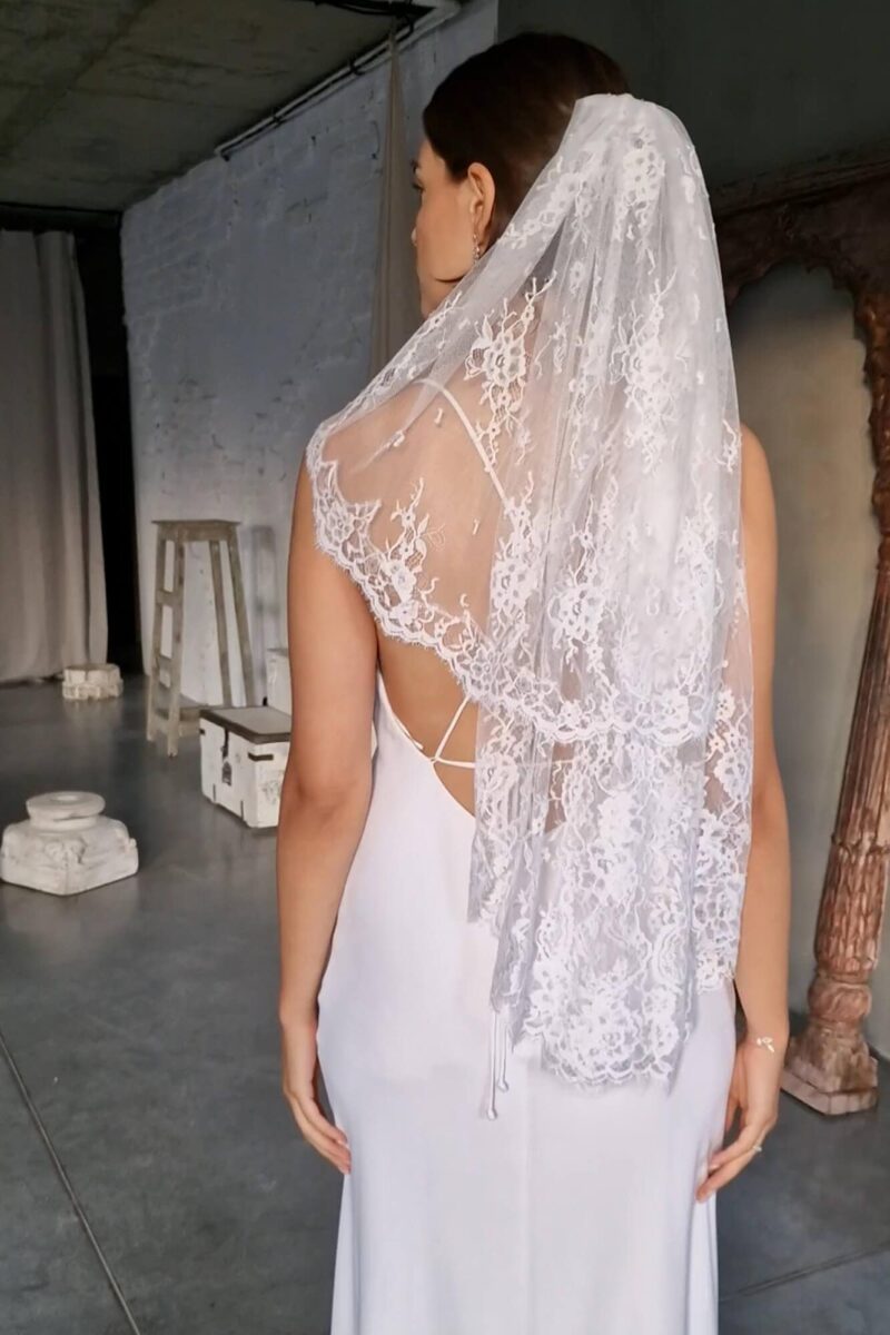 Koronkowy welon ślubny biały - obrazek 2