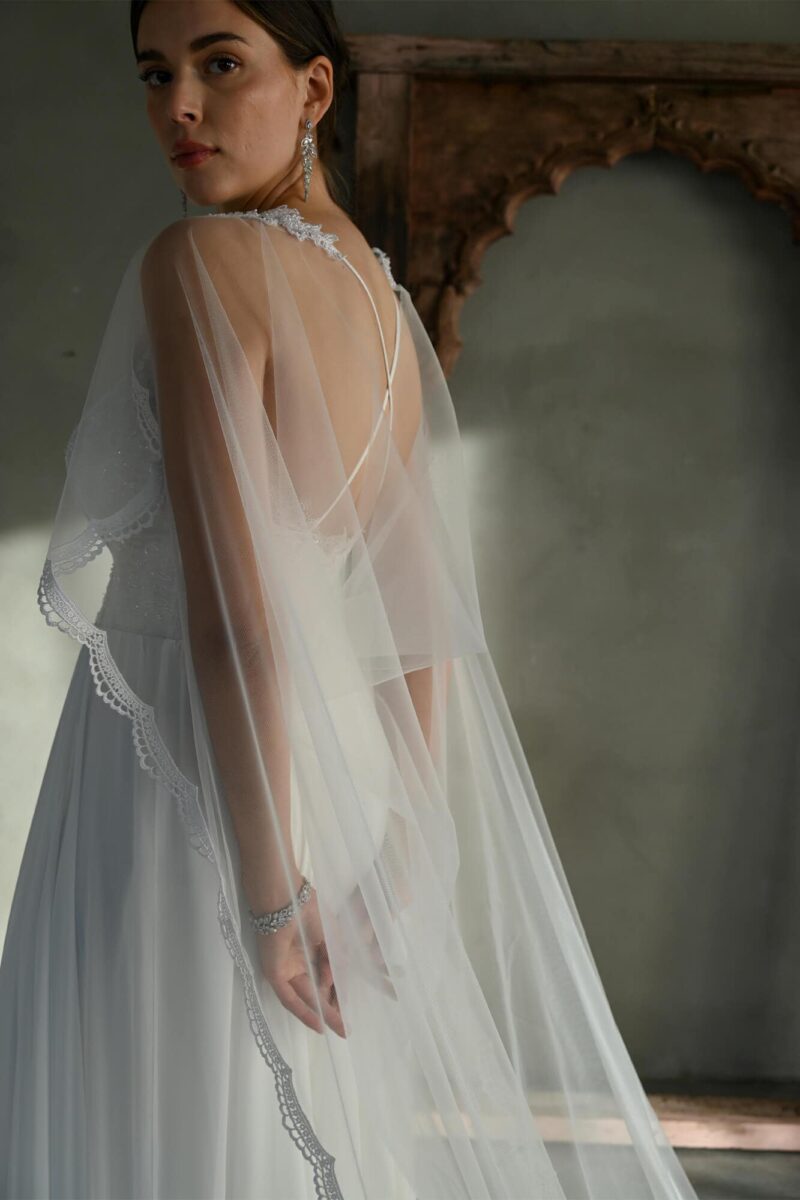 Peleryna ślubna z trenem - obrazek 2