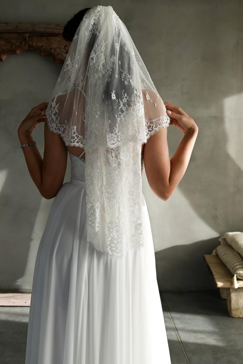 Welon ślubny z koronki ecru - obrazek 2