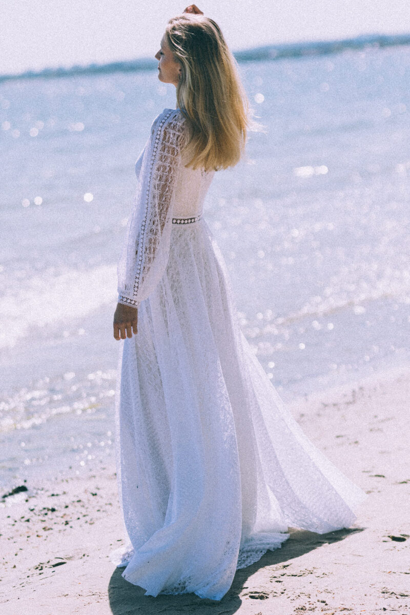 Prosta suknia ślubna w stylu boho to połączenie lekkości, elegancji i subtelnego romantyzmu