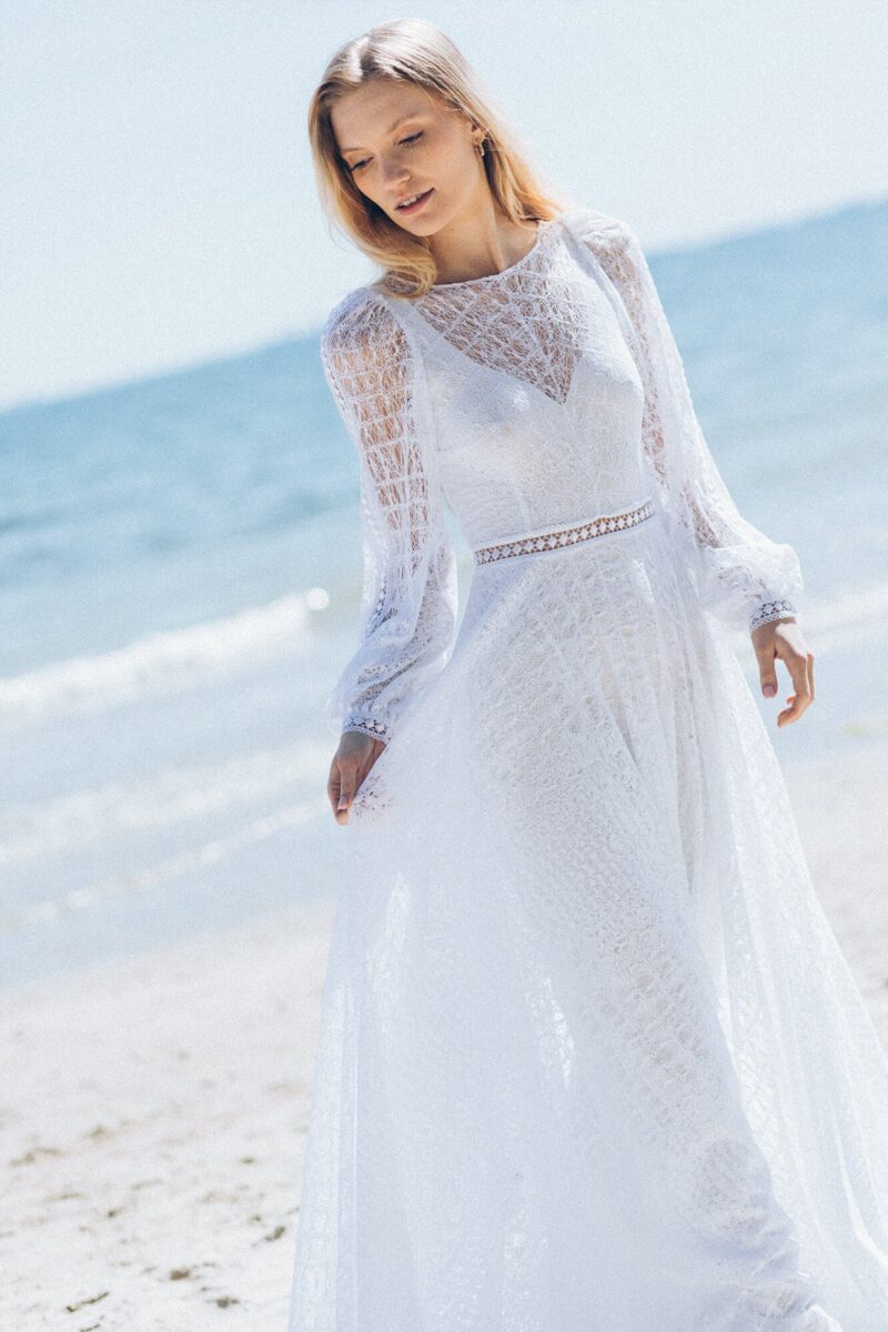 Prosta suknia ślubna w stylu boho to połączenie lekkości, elegancji i subtelnego romantyzmu