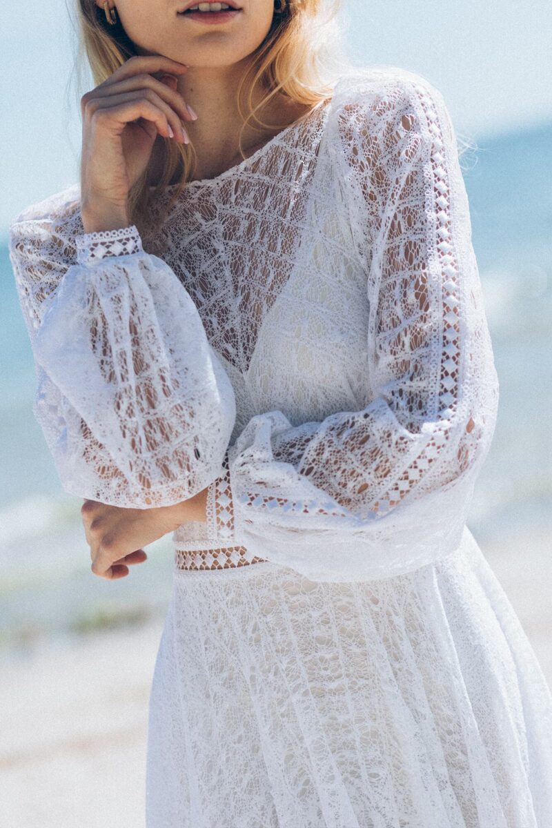 Prosta suknia ślubna w stylu boho to połączenie lekkości, elegancji i subtelnego romantyzmu