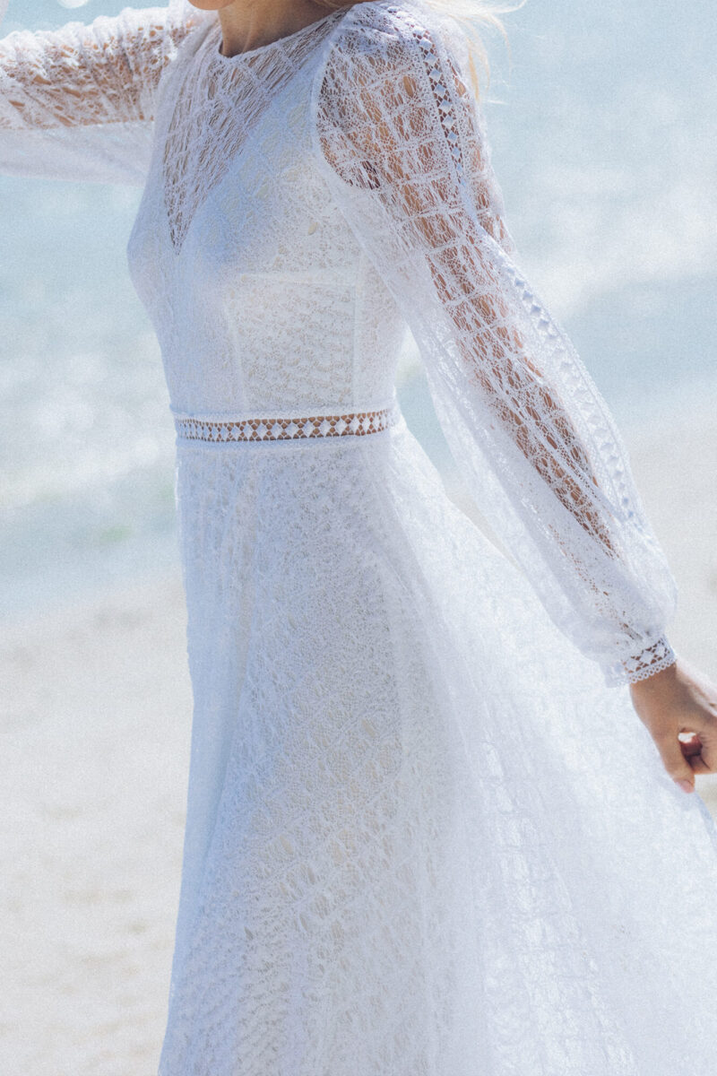 Prosta suknia ślubna w stylu boho to połączenie lekkości, elegancji i subtelnego romantyzmu