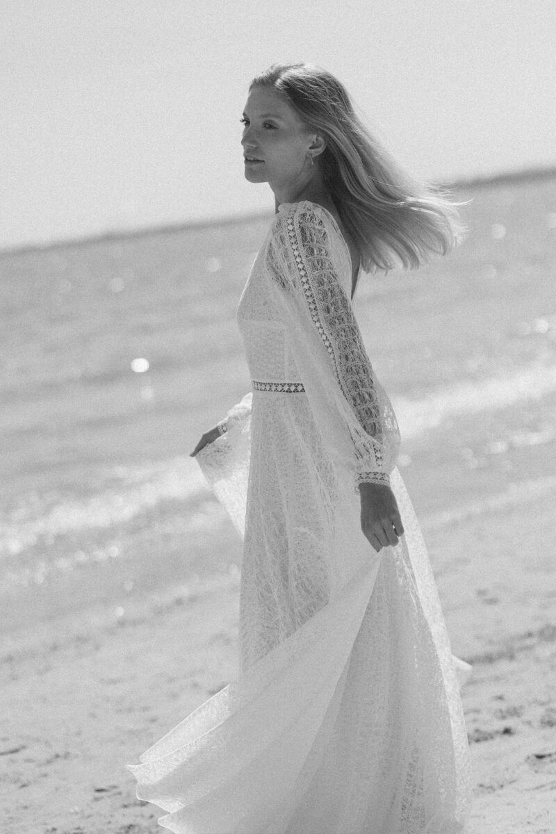 Prosta suknia ślubna w stylu boho to połączenie lekkości, elegancji i subtelnego romantyzmu