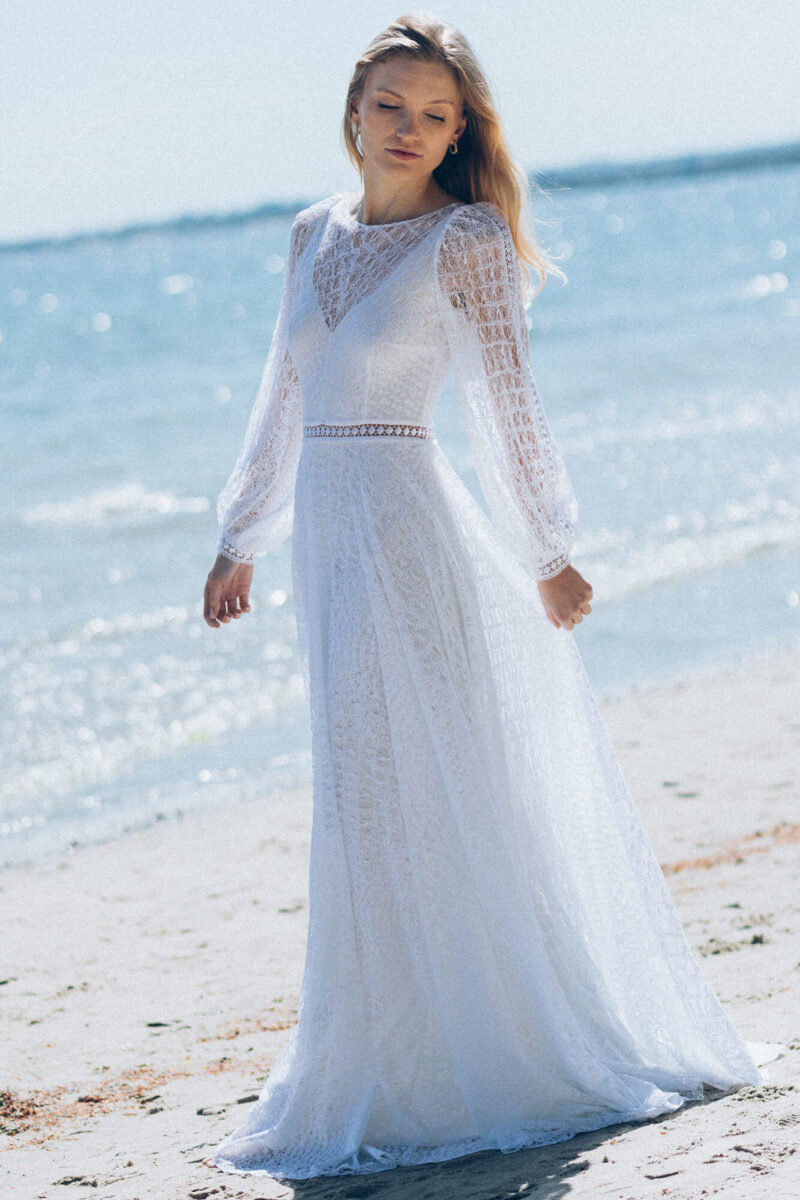 Prosta suknia ślubna w stylu boho to połączenie lekkości, elegancji i subtelnego romantyzmu