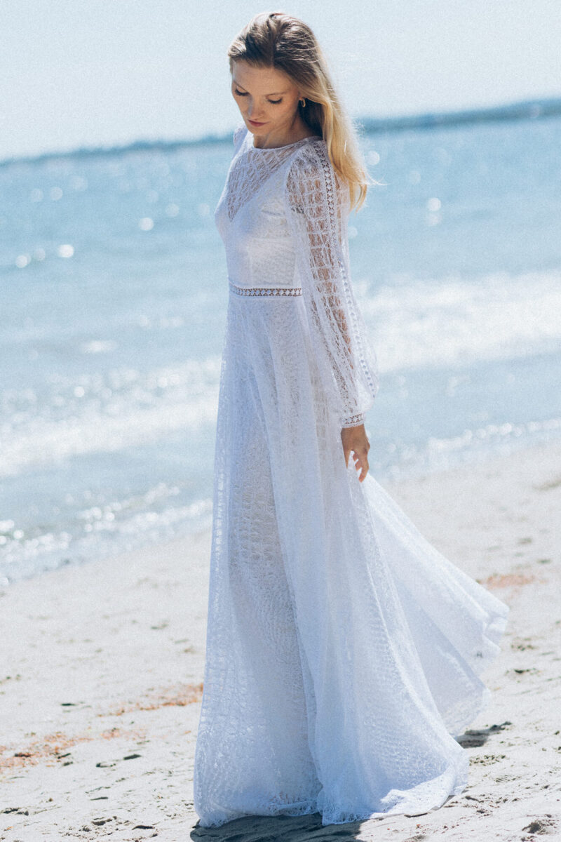 Prosta suknia ślubna w stylu boho to połączenie lekkości, elegancji i subtelnego romantyzmu