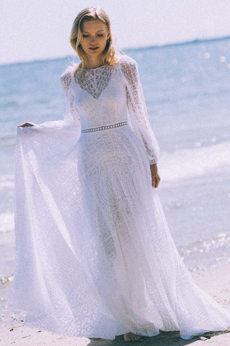 Prosta suknia ślubna w stylu boho to połączenie lekkości, elegancji i subtelnego romantyzmu