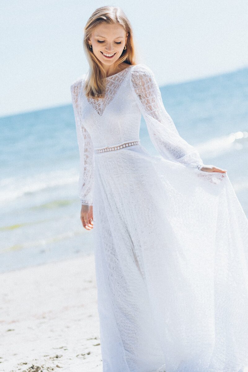 Prosta suknia ślubna w stylu boho to połączenie lekkości, elegancji i subtelnego romantyzmu